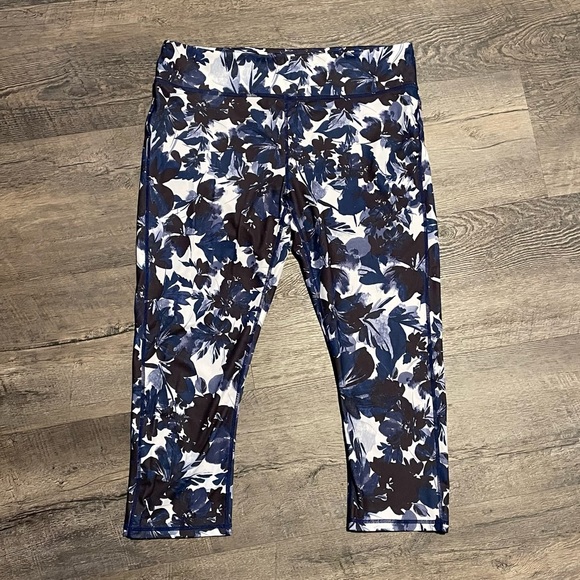 Fabletics Mid Rise Pureluxe Crop Leggings. Women’s XL Athletic Floral Capris. - Picture 3 of 6